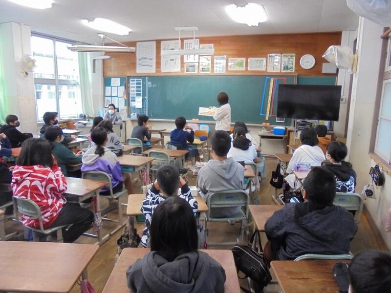 全校一斉読み聞かせの様子２