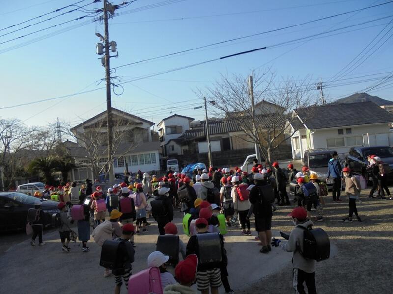 集団下校の様子