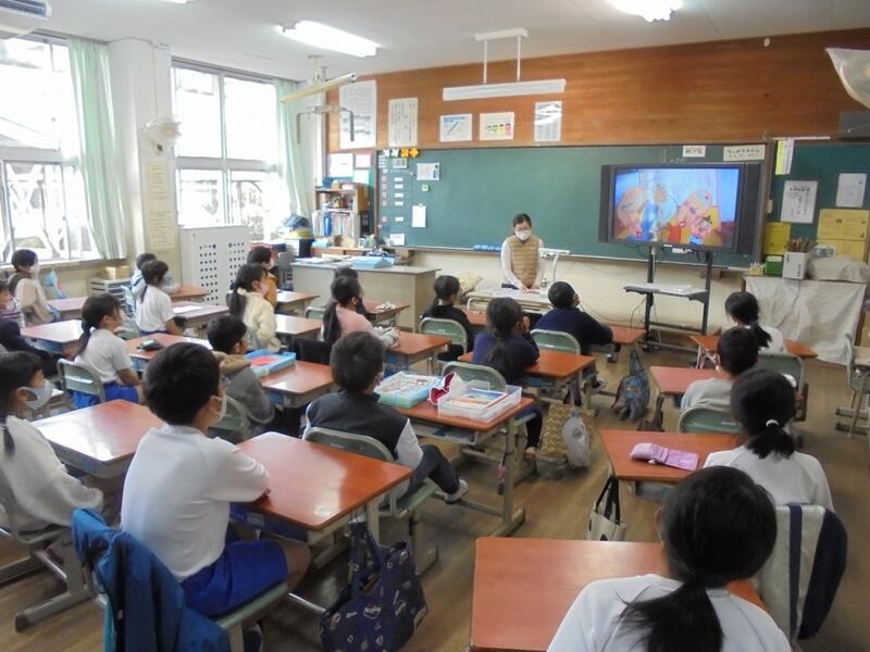 読み聞かせ（１～３年）の様子２