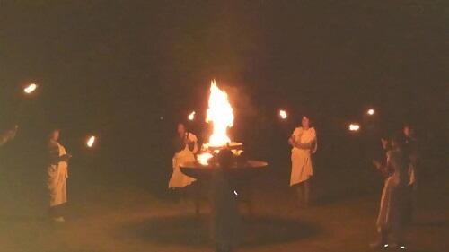 火がともされて、キャンプファイヤー開始です。