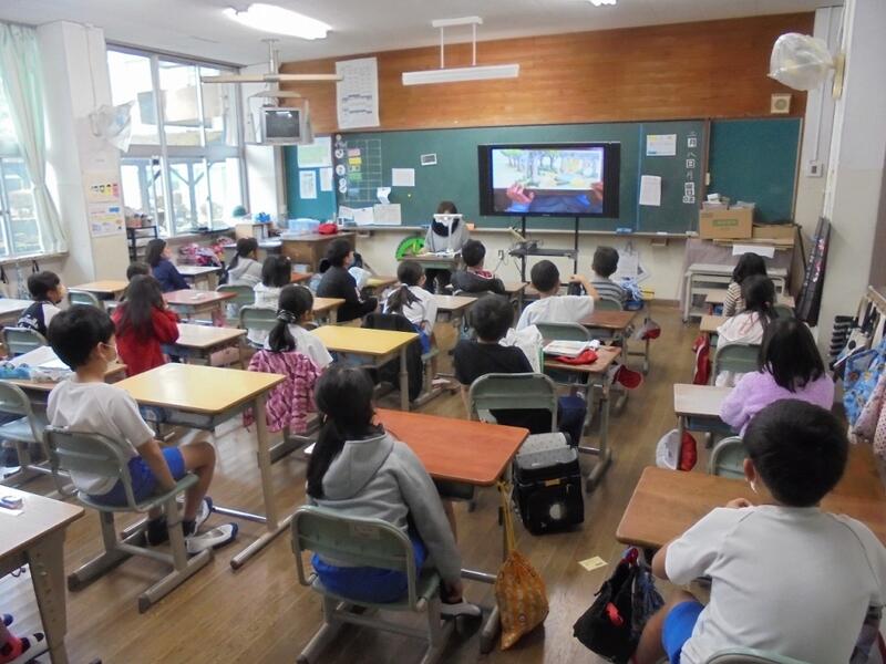 「２年生」読み聞かせの様子