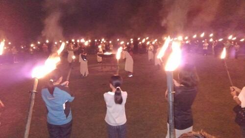 たいまつを一人一つずつ持っています。