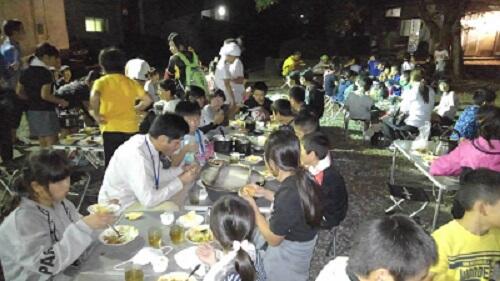 ちょっと暗くなった中での夕食でした。