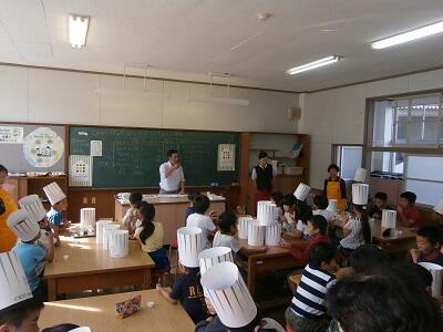 塩と砂糖を味わっている様子です。