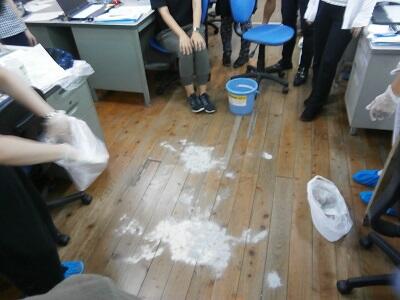 覆う砂をかけたところです。