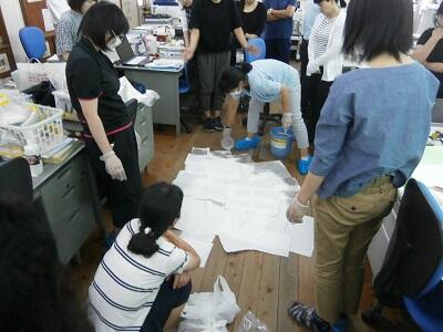 シートに消毒液をかけています。