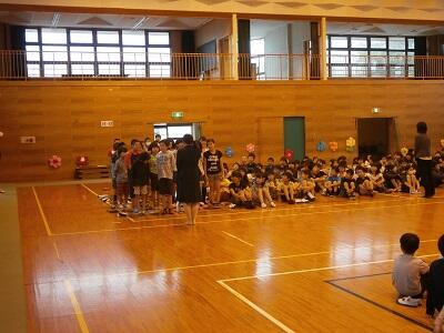 新しい先生が学級の前に立っています。