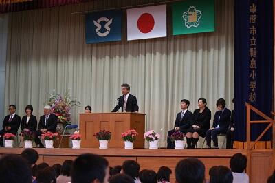 離任される先生の挨拶の様子です。