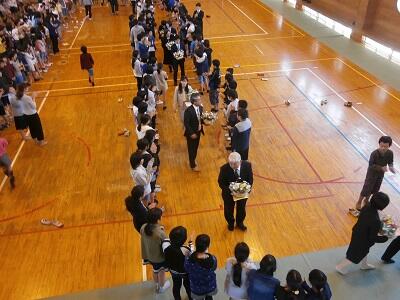 みんながつくった花道を通っての退場です。