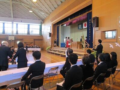 証書をもらっている様子です。