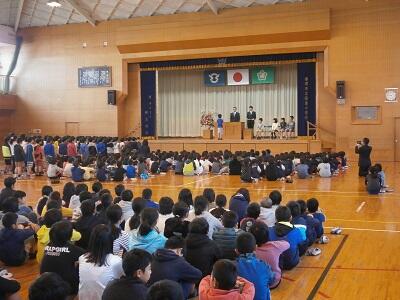 修了証をもらっている様子です。