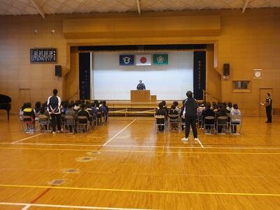 校長先生が式への心構えを話してくださっています。