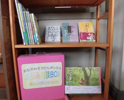 ２F図書室前ろう下にあります