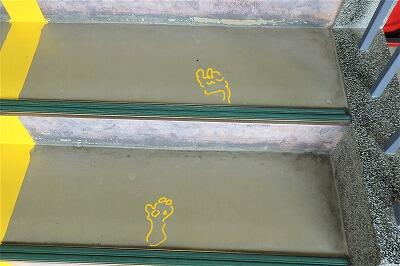 いったい、だれの足あとなのか