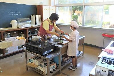 何かを調理しているのかな?!