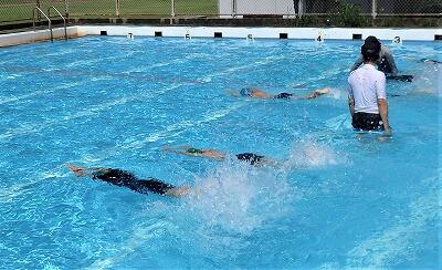 バタ足、バタバタ