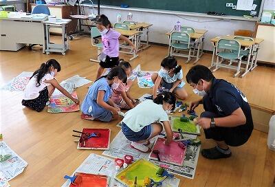 何をしているのかな?!