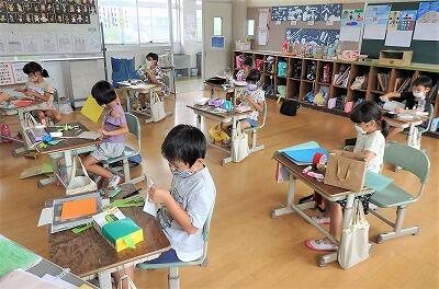 何かを作っていますね