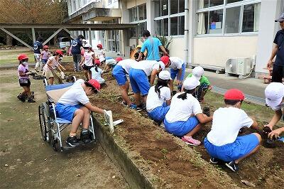 ５・６年生が、みんなに教えています