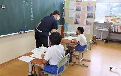 ４年生は、先生と学習中