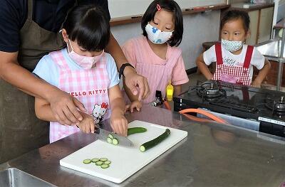 キュウリをトントントン