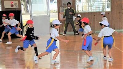 前だけ見てると、うしろから