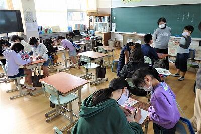 上級生が、やさしく教えています