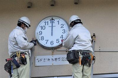 職員室から時刻の操作をします