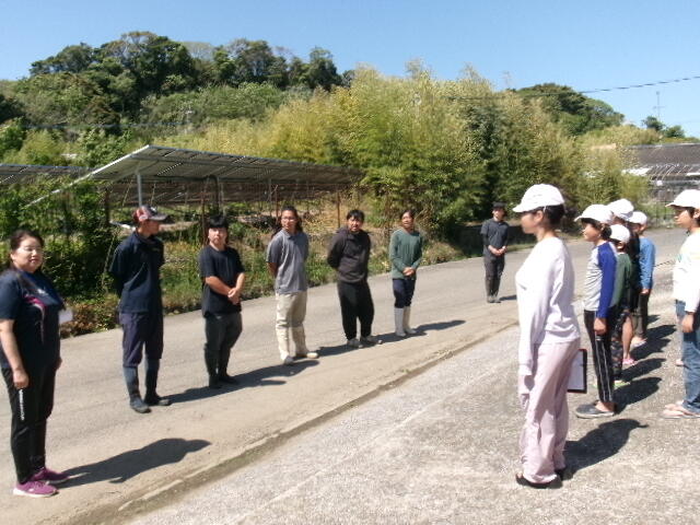 はじめの会で、JAはまゆうの方や松田さんから、田植えの仕方などのお話をしていただきました。