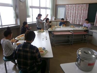 今日の献立をみんな静かに聞いています。