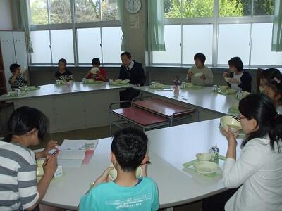 全員がそろって食べている様子です。