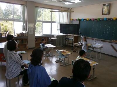 自己紹介をしている様子です。 自己紹介をしている様子です。