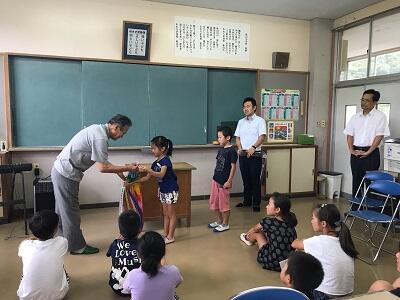 千羽鶴を渡しているところです。 千羽鶴を渡しているところです。