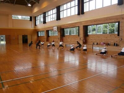 腰を深く落とすところです。