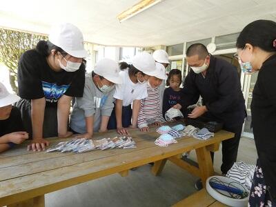 マスクを選んでいるところです。