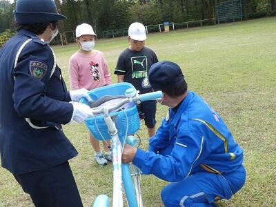 自転車点検のポイントを学んでいます。 自転車点検のポイントを学んでいます。