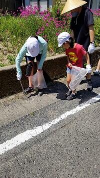 ごみを拾っています。