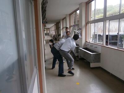 不審者役の方ともみあいになっています。 不審者役の方ともみあいになっています。