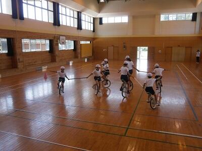 8名全員で輪を作りました。 8名全員で輪を作りました。