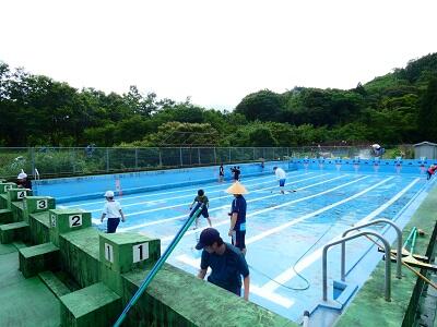 広いプールをきれいにしているところです。 広いプールをきれいにしているところです。