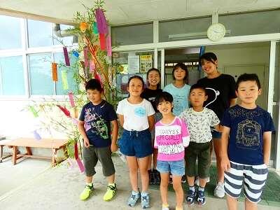 七夕飾りの前でハイポーズ！