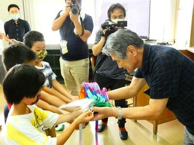 2年生が千羽鶴を渡しているところです。 2年生が千羽鶴を渡しているところです。