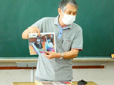 原爆被害者の方が写真を見せながら説明をしてくださっています。