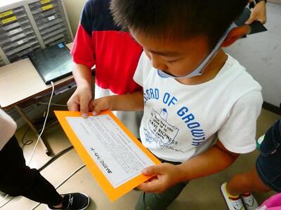 じぃ~とカードを見ているところです。 じぃ~とカードを見ているところです。