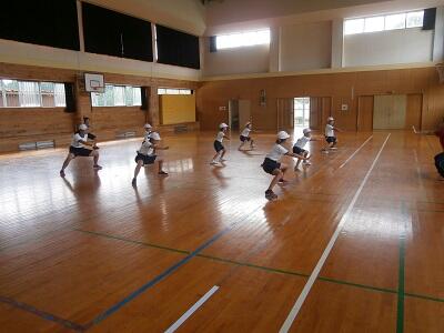 腰を落としての姿勢で頑張っています! 腰を落としての姿勢で頑張っています!