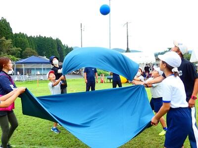 2枚の布でボールを交互に運びます。 2枚の布でボールを交互に運びます。