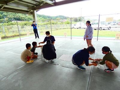 犬と触れ合っています。