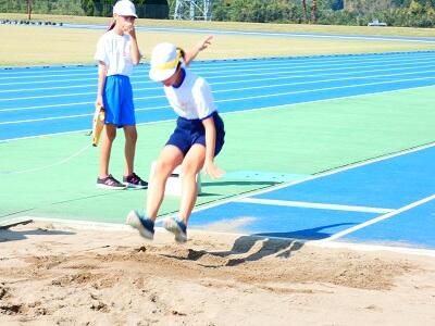 走り幅跳びです。