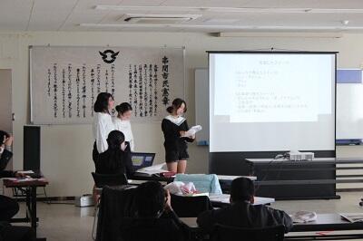 ６年生が大勢の前で発表しているところです。