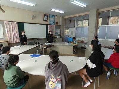 宮崎牛のお話を分かりやすくしてくださっているところです。 宮崎牛のお話を分かりやすくしてくださっているところです。